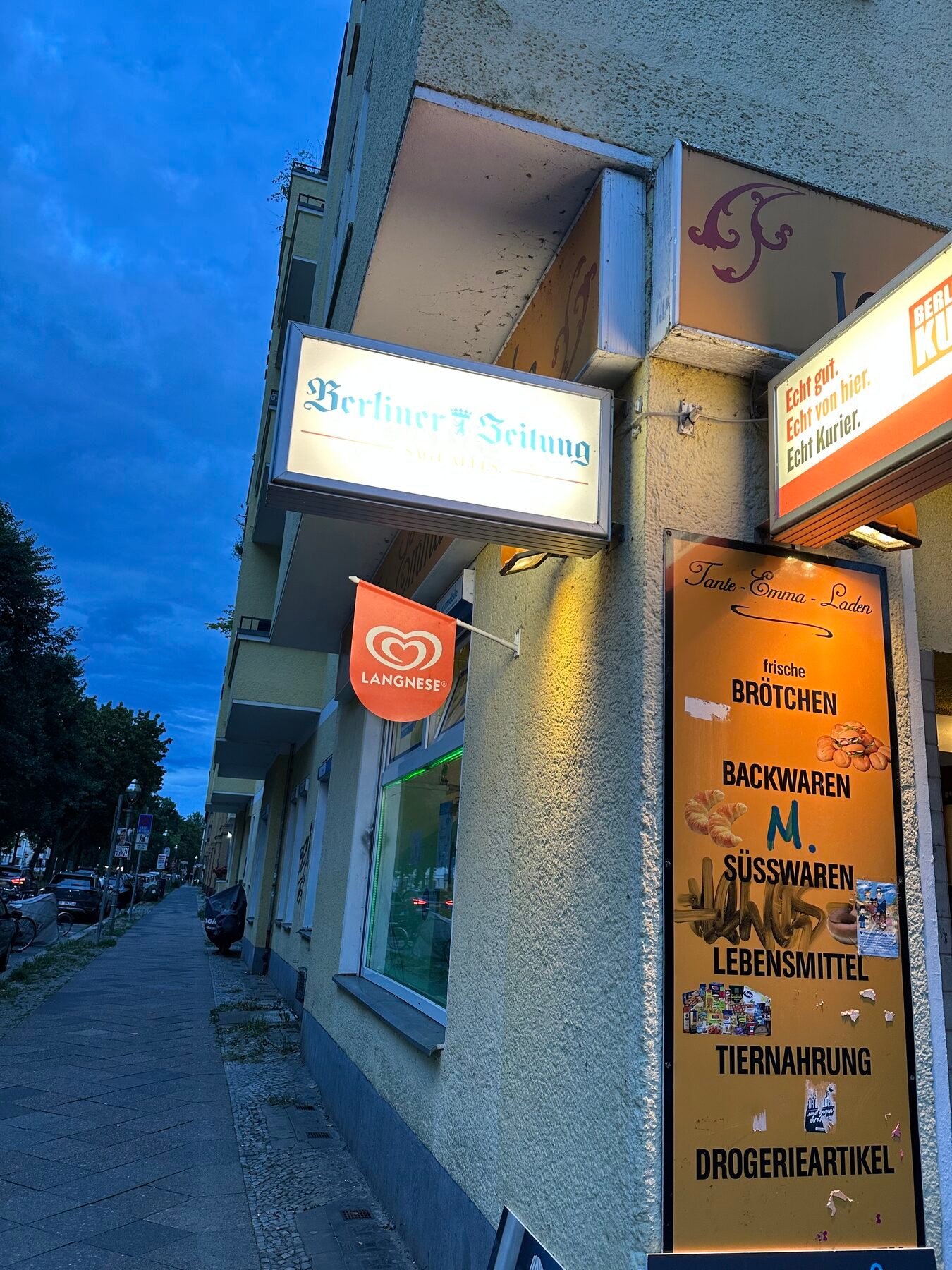 Ladenschild von Jashim's Tante-Emma-Laden am Abend
